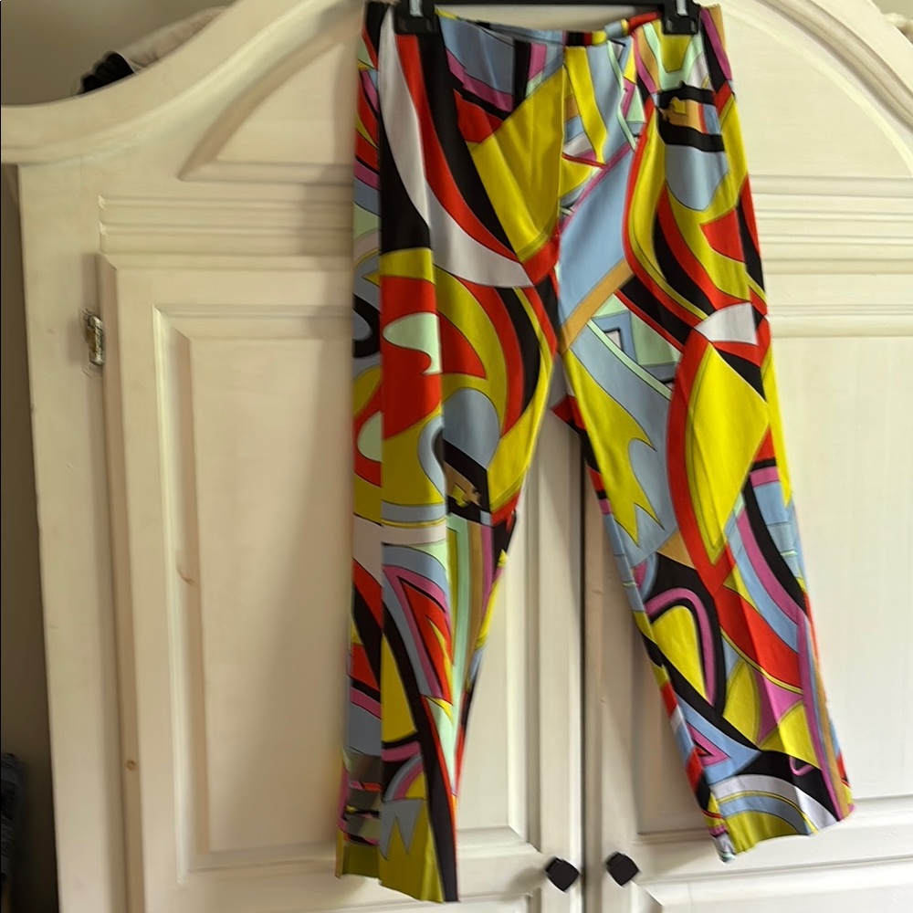 Bailey Pucci-esque pull on capri pant NWOT